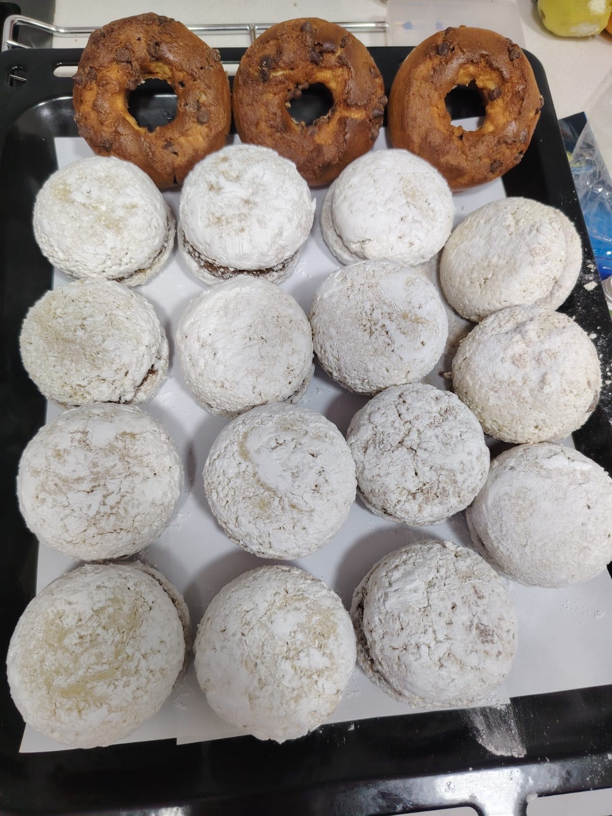 Bandeja de alfajores de maicena con azúcar flor